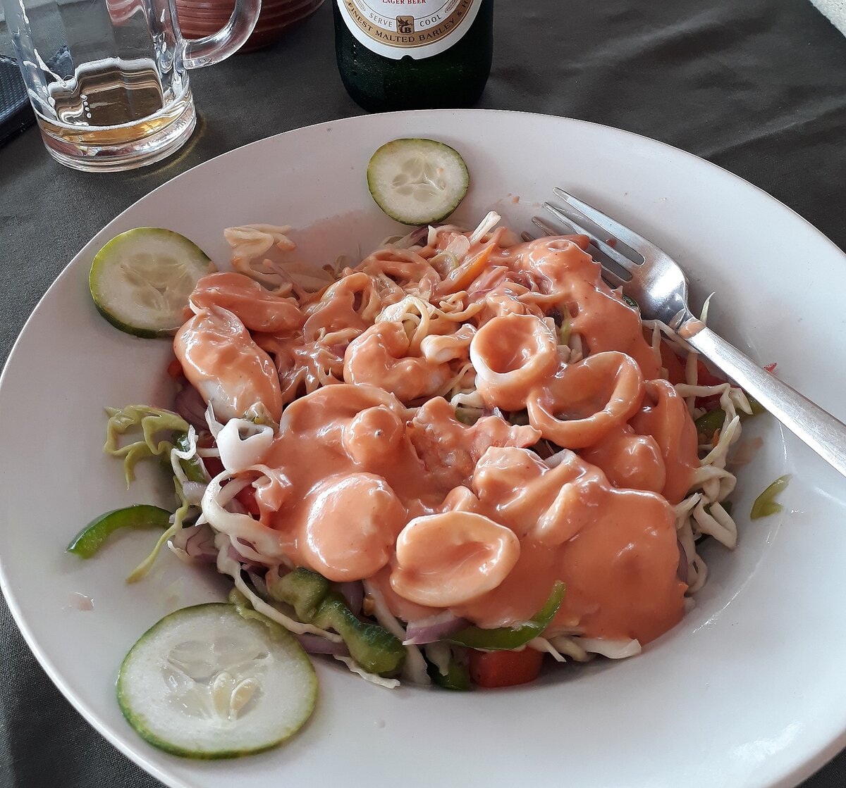 салат с кальмарами и соусом