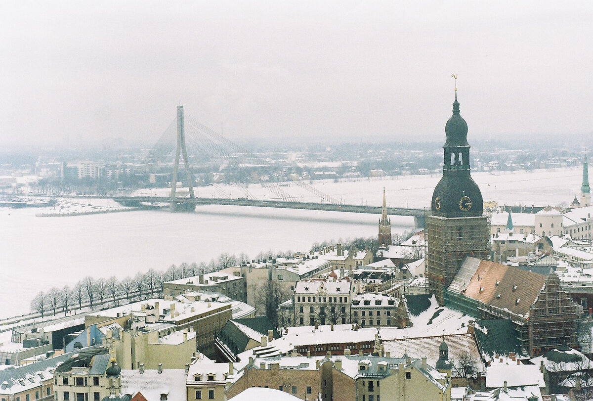 Мой любимый вид на Ригу(со смотровой площадки церкви Святого Петра) и Даугаву, т.е. Западную Двину -мою любимую реку, на которой я выросла...