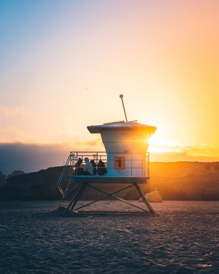 Спасатель на пляже. Из фотобанка unsplash.com.