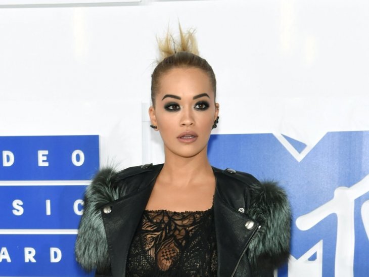 Рита Ора

Когда ей исполнился год, семья певицы и актрисы Риты Оры бежали из Косово.
Она живет в Лондон, и теперь она певица, актриса и модель.
