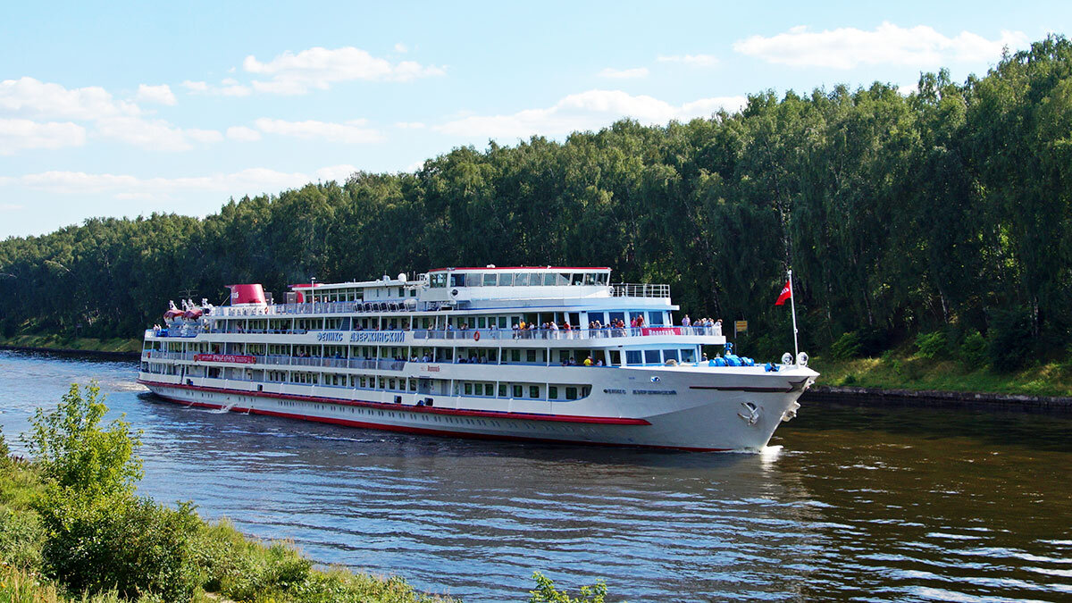 Теплоход "Феликс Дзержинский" судоходной компании "Водоход".