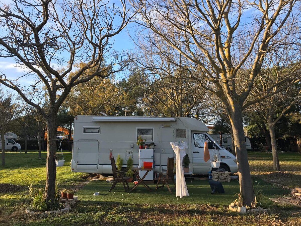 Автодом на длительной стоянке в кемпинге