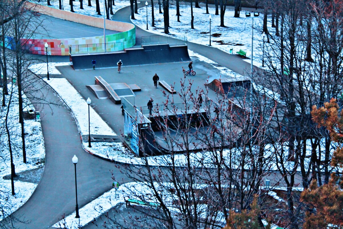 В Харькове в парке Горького есть площадка для езды на скейте, роликов, bmx и самокатов. С высоты смотрится очень круто как сама площадка так и люди которые там катаются и выполняют разные элементы(трюки).