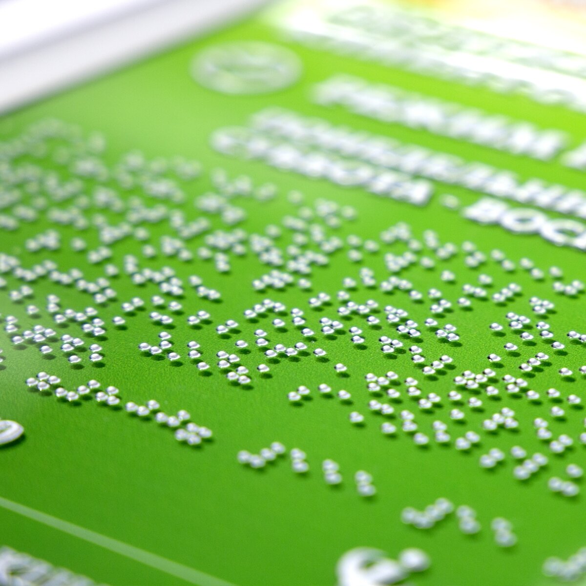 Пример таблички с шрифтом Брайля.