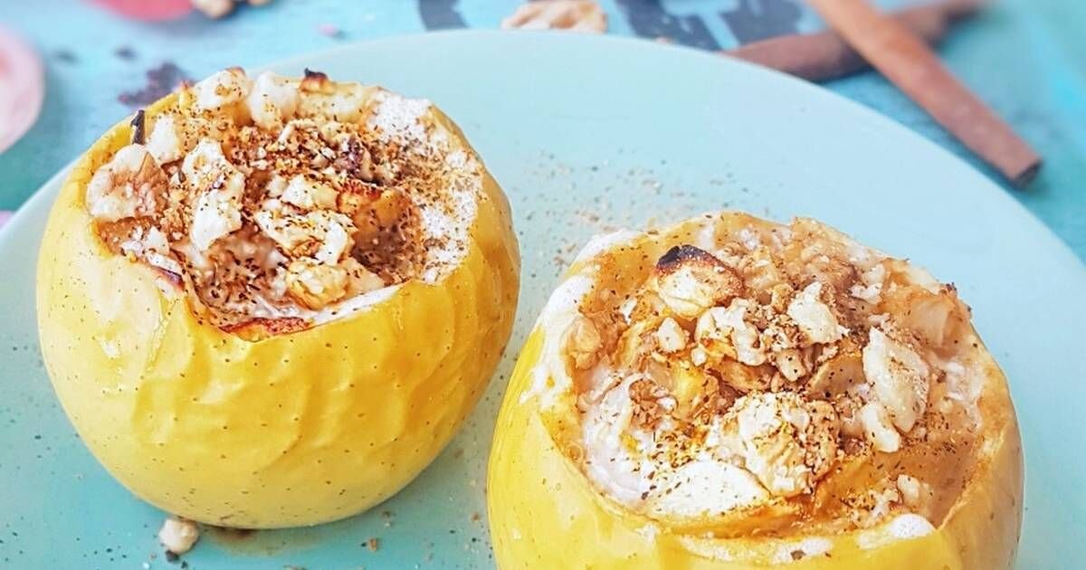 В яблоко добавьте творога и отправьте в микроволновку на 30сек/1 мин