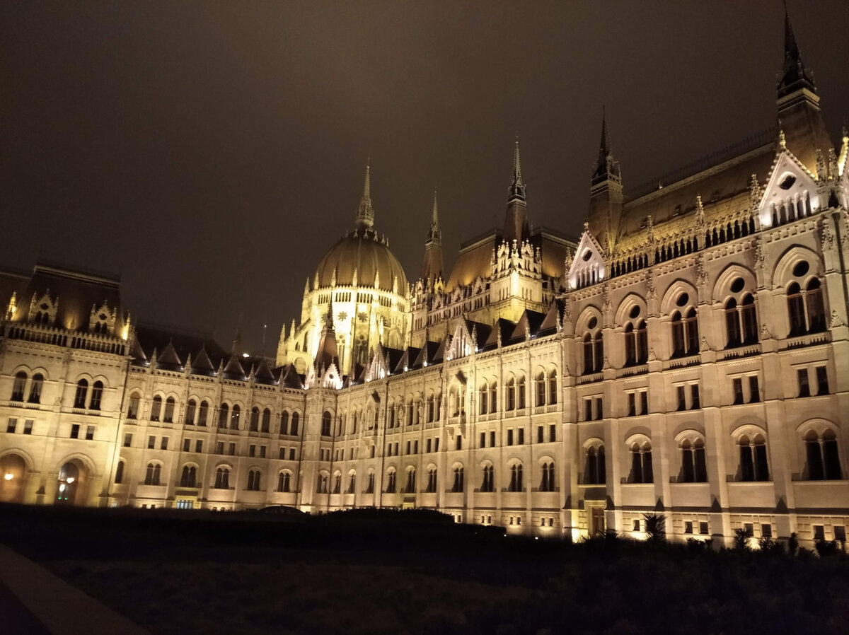 Парламент - обязательное место к посещениию и днём, и в ночное время