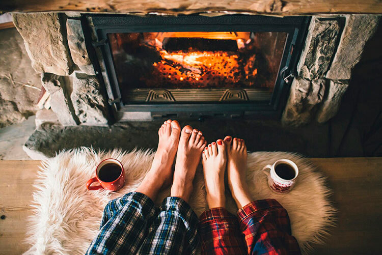 Всё будет так, как должно. Пройдут дожди, уляжется ветер, улягутся листья. Поверх всего упадёт первый снег. Так присыпают тёплый ещё пирог сахарной пудрой, а она темнеет, растворяется, тает… и нужно присыпать заново... Затвердеет мякоть, затянутся прорехи. Поблекнут цвета, просочатся внутрь каждого предмета и заживут другой тайной жизнью...