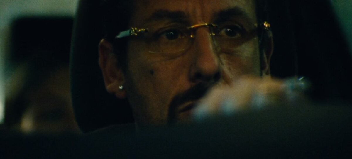 Кадр из трейлера художественного фильма "Неоценённые драгоценности" 2019 год.