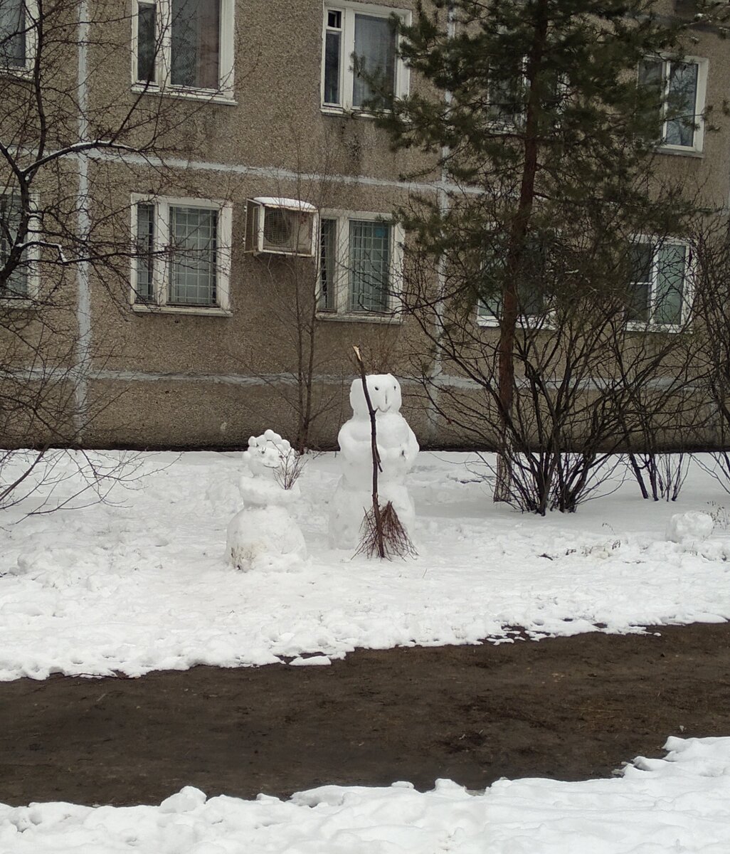 у нас нападало снега, и повсюду, то тут, то там, торчат снеговики) 