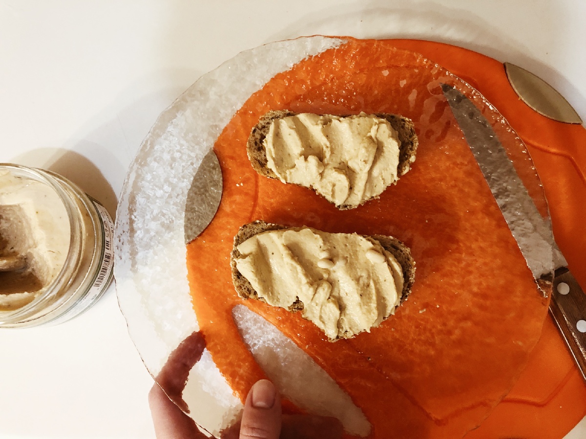 Намазываем хумус, не жалея. У меняя он ещё и с кедровыми орешками, что прям доп.бонус!