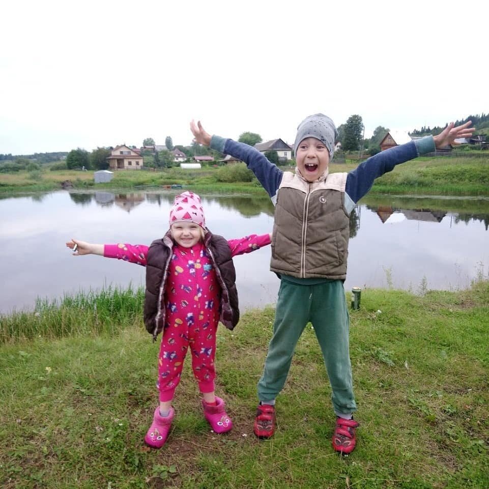 Никита с сестрой, 2019 год (фото: Instagram)