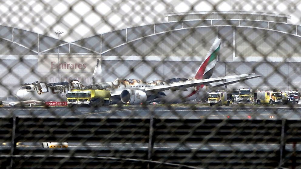 Эта фотография сделана 3 августа 2016 года, поврежденный Boeing 777 виден в аэропорту Дубая после аварийной посадки, в  Объединенные Арабские Эмираты. (AP Photo / Jon Gambrell, File)