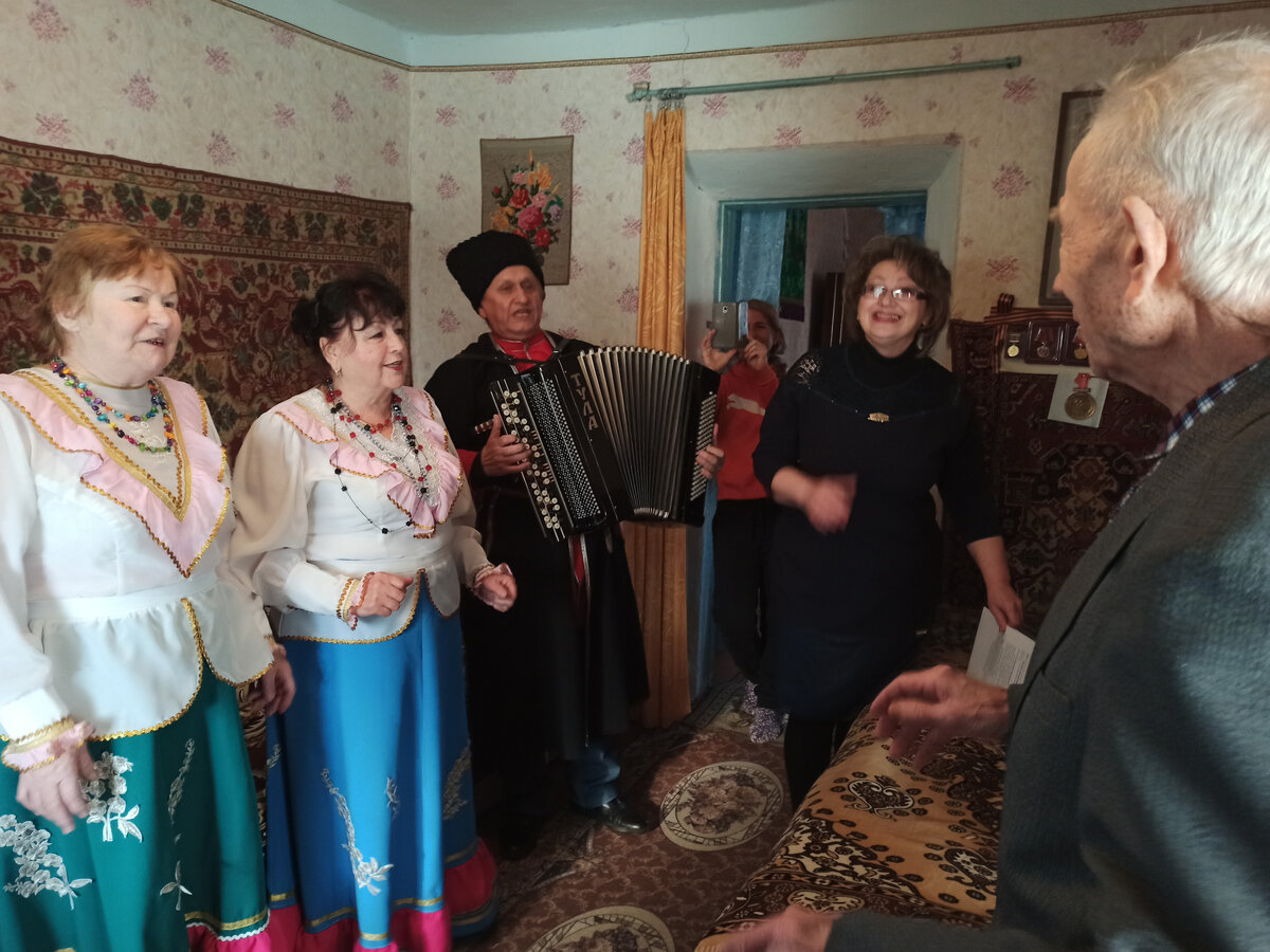 Народный казачий хор  «Станичники» поздравляет ветерана