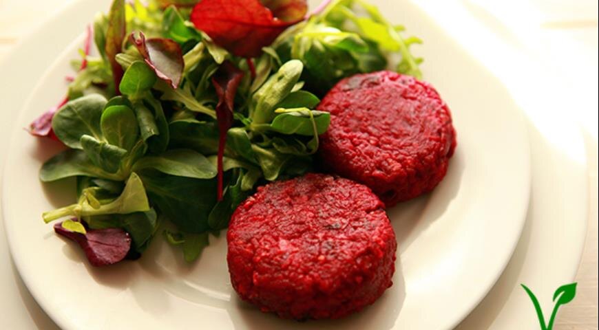 Узнайте из данной статьи, как приготовить свекольные котлеты из варёной свёклы вкусно и быстро 