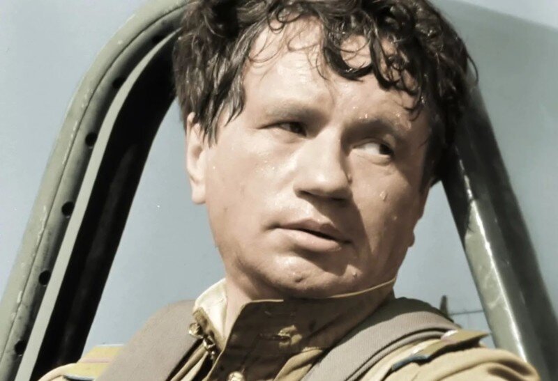 В юности Леонид Быков мечтал стать летчиком.