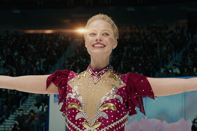 Белокурая чемпионка Тоня Хардинг вот-вот подпишет на дело двух идиотов. На нее начнут охоту папарацци и лучшие агенты ФБР. Но это будет потом, а пока за ней с придыханием следит вся страна. Тоня — гордость нации, без пяти минут член олимпийской сборной по фигурному катанию. Надо лишь избавиться от конкурентки. В ее голове зреет дерзкий план.