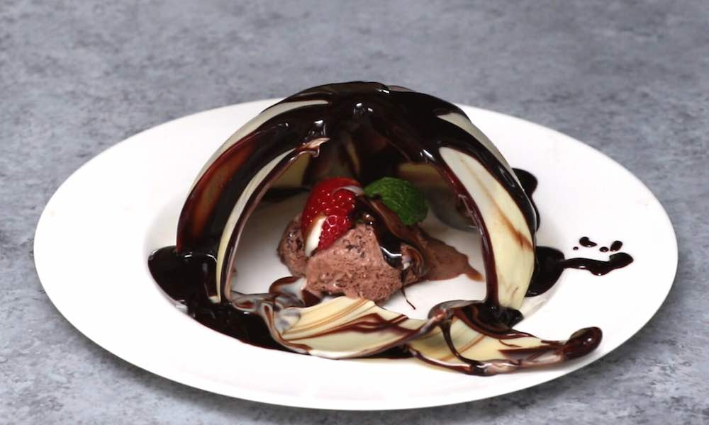 Шоколадная тарелка. Необычные Десерты. Необычная подача мороженого. Оригинальная подача десертов. Необычные Десерты из шоколада.