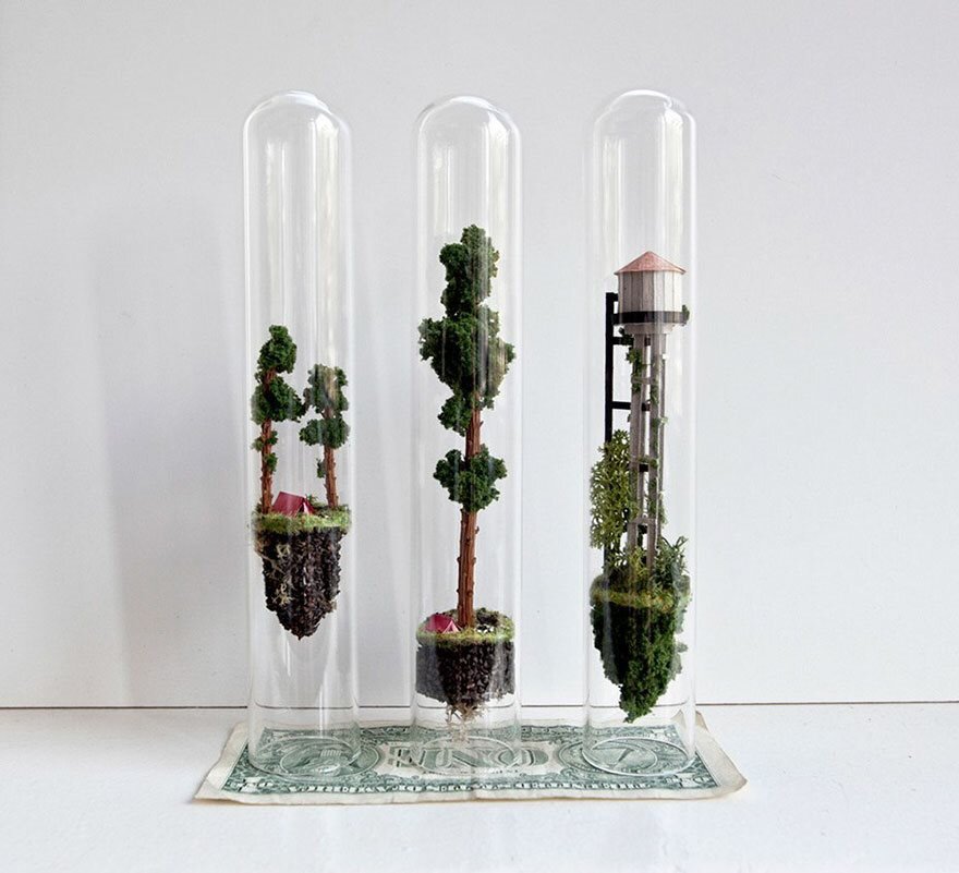 Композиции из природных материалов в пробирках. Rosa de Jong https://steampunktendencies.com/artists-creates-floating-worlds-in-test-tubes/