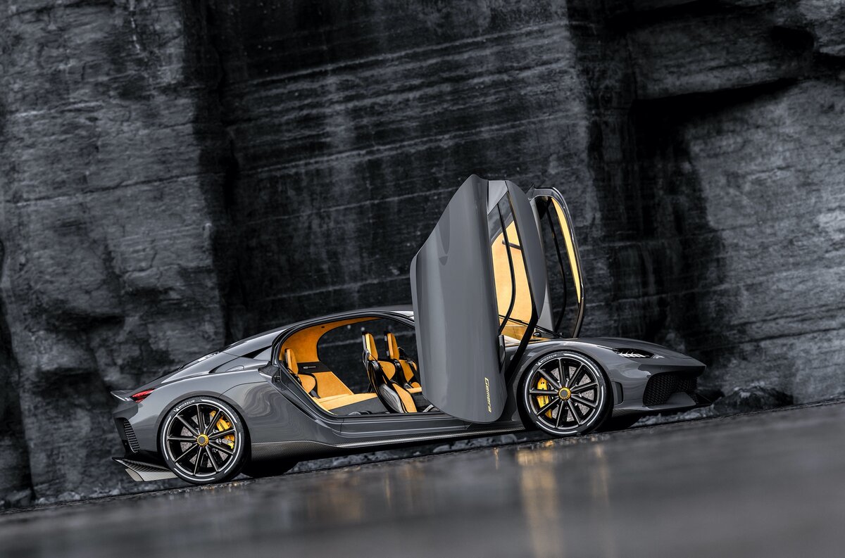 Супегибрид насчитывает 4975 мм в длину, 1988 в ширину, 1295 в высоту, а его колёсная база равна 3000 мм. Это больше, чем у Porsche Panamera. Стандартный дорожный просвет — 117 мм. Но для проезда «лежачих полицейских» спереди его можно увеличить на 35 мм.