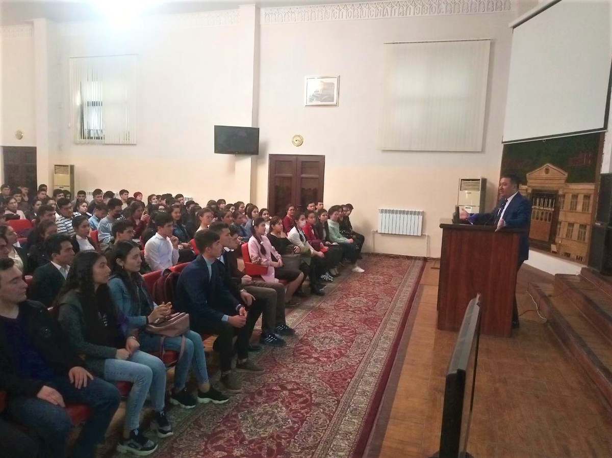 Встречу со студентами 1 курса лечебного факультета открыл ректор института проф. Ж.А. Ризаев