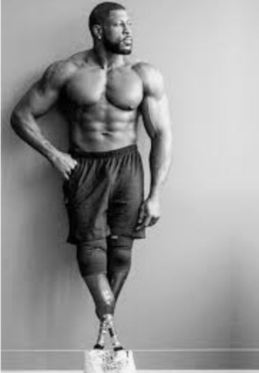 Эдгар Джон Августин один из тех кто доказал многим своим стремлением и вере в себя жить полноценной жизнью как и все люди.Для него не существует оправданий и каких-либо преград. Он просто тренируется, используя любые возможности. Еще в детстве Эдгар Джон Августин потерял обе ноги, что не помешало ему стать звездой бодибилдинга.