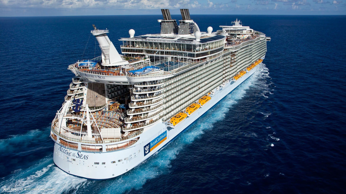 Круизный лайнер Allure of the Seas.