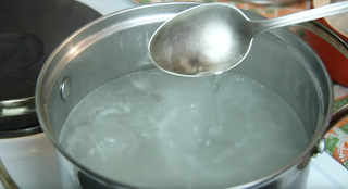 Наливаем ложку уксуса
