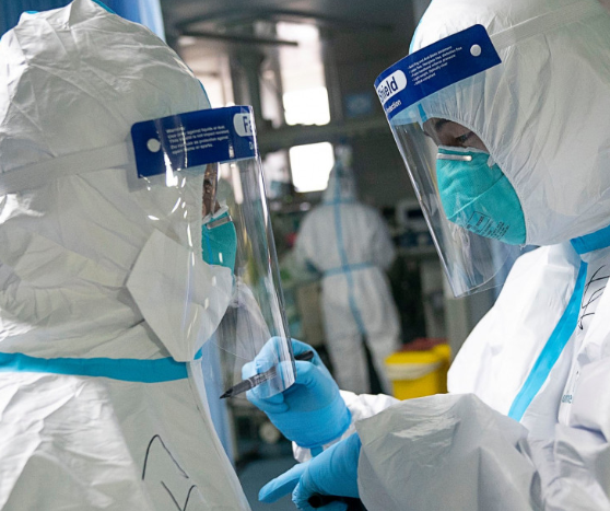 Фото с сайта newsler.ru Медики в защитных костюмах перед ходом в бокс с пациентами