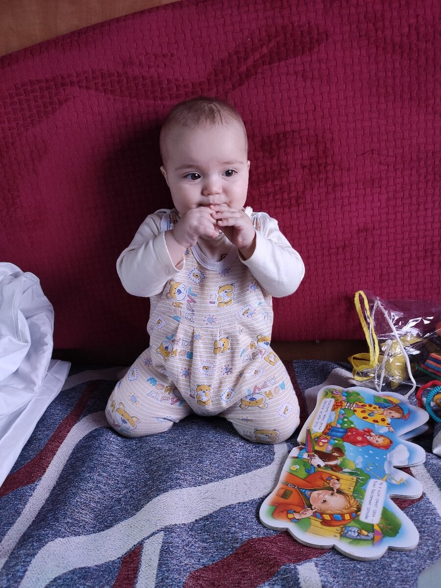 Днем ребенок играет на полке. Если при этом есть другая свободная полка, это очень удобно, вы сможете там посидеть.