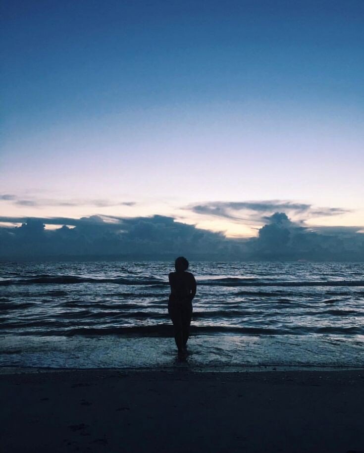 Что представляют собой ментально сильные люди?

1. Им всё равно, что о них думают другие. Ментально сильный — это способность создавать вокруг себя барьеры от нежелательного, в категорию чего и попадает общественное мнение. Они независимы.

2. Смеются над собой. Не позволяют себе обижаться на всех и всё — чрезмерная серьёзность в несерьёзных вопросах у них отсутствует. Это не значит, что слово “серьёзный” не про них. Просто вносят нотки иронии и юмора в минувшие события, чтобы не страдать лишний раз, а также осознают грань, когда это уместно, а когда нет. 

3. Отстаивают то, во что верят. Они даже могут быть весёлыми и раскрепощёнными, но если кто-то воспользуется этим и переступит черту — человек поймёт, что напал не на того. Ментально сильный не будет терпеть ничего из того, что нападает на их убеждения — ни людей, ни обстоятельства. Он защищает своё.

4. У них есть границы. Есть вещи, которые они не позволят никому. Если на границы кто-то посягнул, вероятно, ментально сильный в скором времени попрощается с нарушителем. И сердце не ёкнет, и совесть терзать не будет. Такой человек способен позаботиться о себе сам, а в общении с нарушителями не нуждается, даже если это некогда лучший друг, который “попутал”. 

5. Они делают то, что говорят. Вместо того, чтобы соглашаться на всё подряд и вводить других в заблуждение, они говорят «да» только тем вещам, за которые готовы взяться. Это правило распространяется не только на то, что они говорят другим, но и на обещания самому себе. 

6. Они не заморачиваются из-за ошибок. Если что-то пошло не так, они не будут пытаться скрыть этот факт от других, и уж тем более не будут пытаться себя уверить в том, что они не ошиблись. Такие люди достаточно сильны, чтобы принять ошибку и вооружиться опытом, которым она вознаградила, чтобы не наступать на те же грабли в дальнейшем. 

7. Они открыты для других. Если человек не атакует их убеждения, то они с пониманием отнесутся и к его взглядам, и к вероисповеданию, и к цвету кожи. Они понимают, что все люди разные и каждый способен внести какой-либо определённый вклад в его личность — внести нечто новое и интересное. 

Поэтому они готовы выслушать даже то, что противоречит их понятиям о правильном, если дискуссия предполагает конструктивный диалог, а не выяснение отношений.