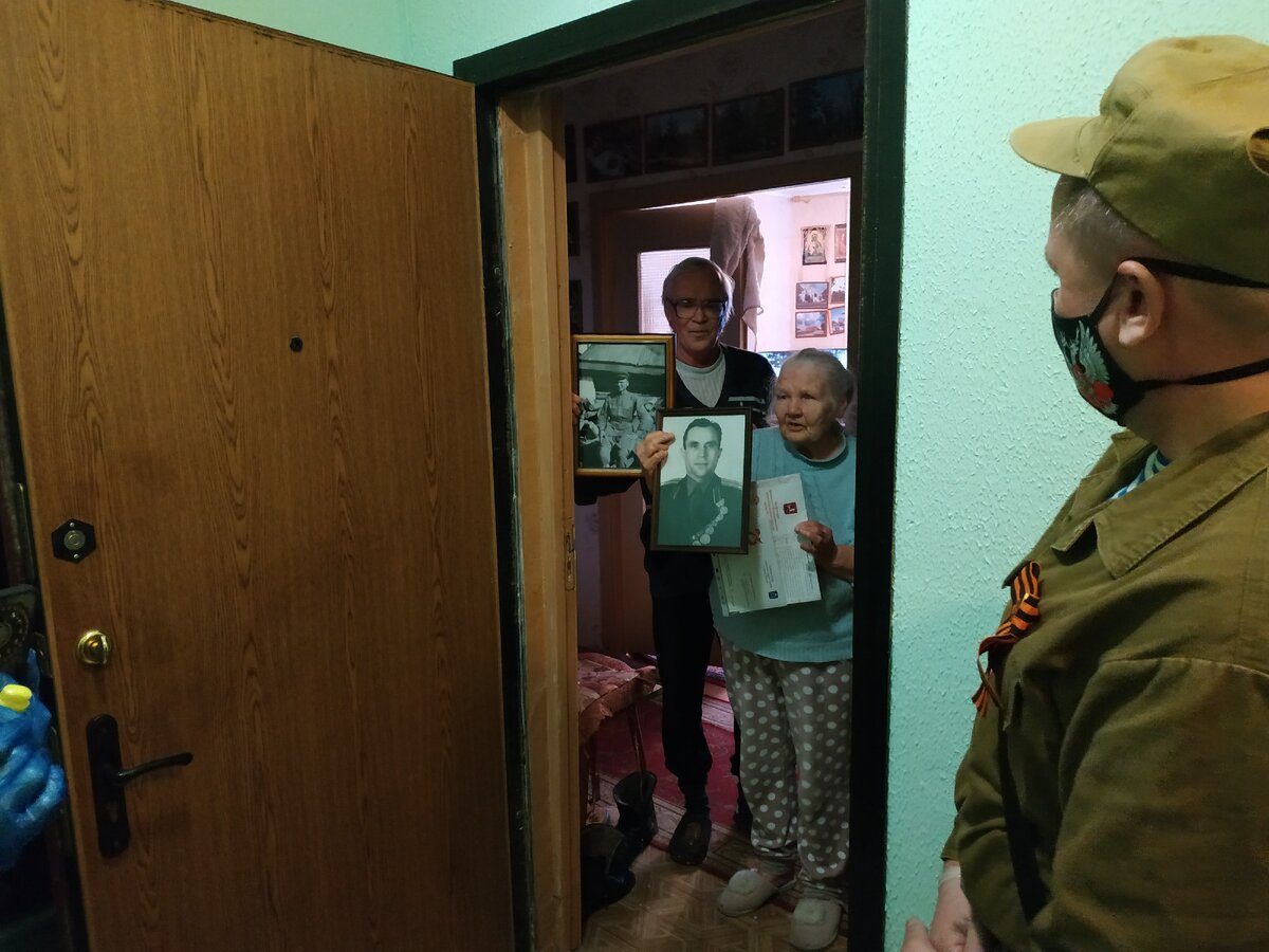   Волонтёрам рассказывают о родственниках, не вернувшихся с войны. Люди на самоизоляции делятся чувствами и эмоциями и рады минутной возможности пообщаться с людьми в живую.