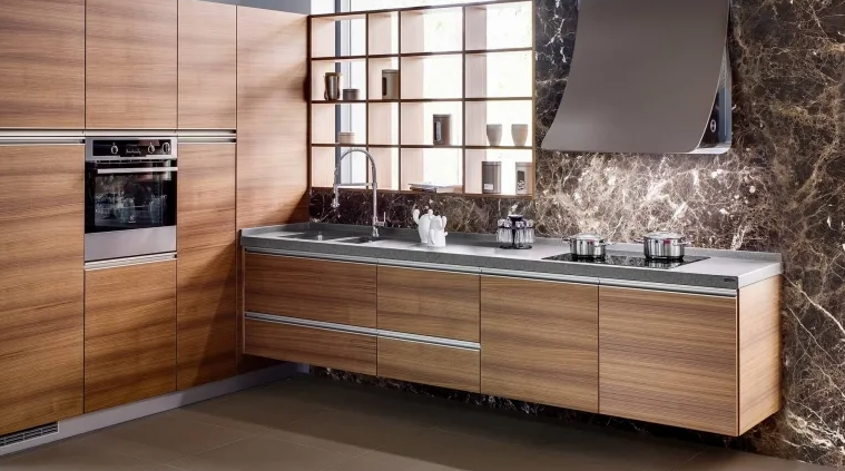 Кухня с фасадами покрытыми шпоном