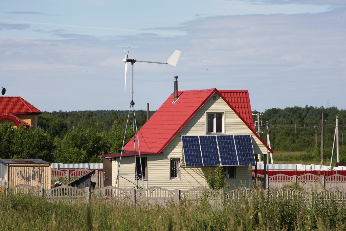 Пример солнечно-ветровой электростанции для дачного дома (Ленинградская область)