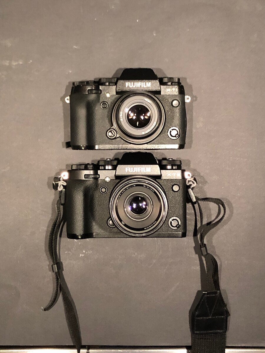 Камеры Fujifilm X-T1 (наверху) и X-T3 (внизу)