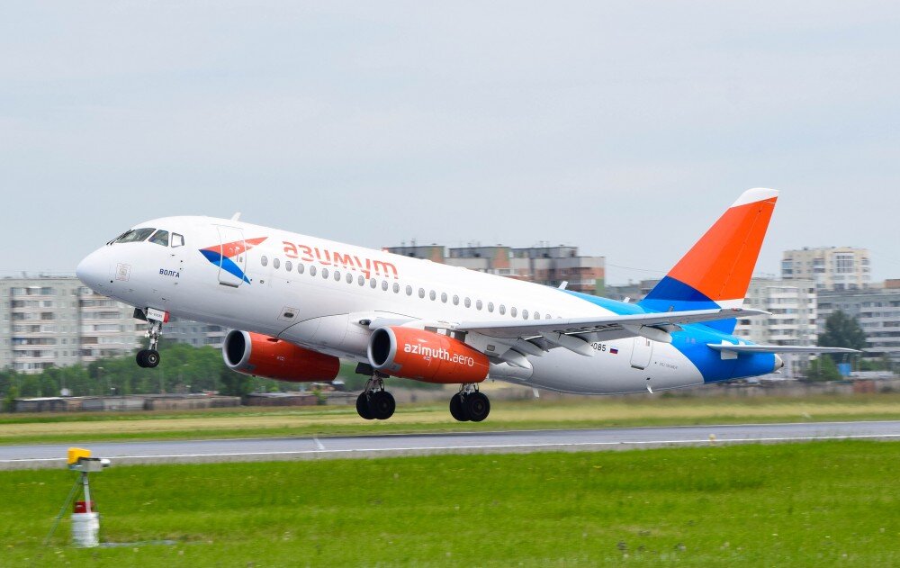 Суперджет 100-95LR, RA-89085 "Волга" в аэропорту Омск-Центральный