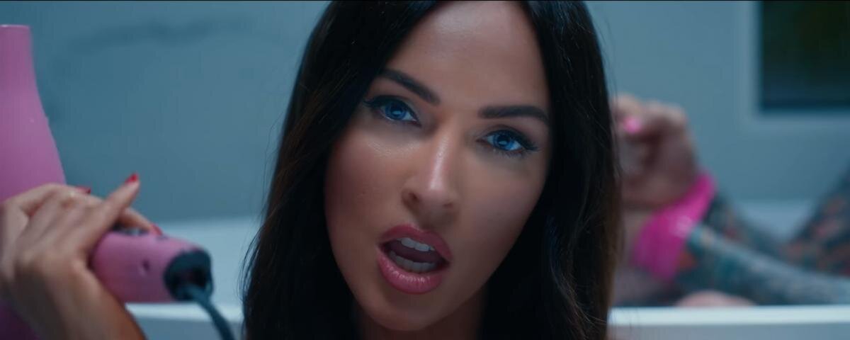 В клипе актриса предстает в откровенном виде / скриншот из видео 
