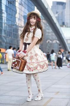 Классическая лолита на улицах Токио.