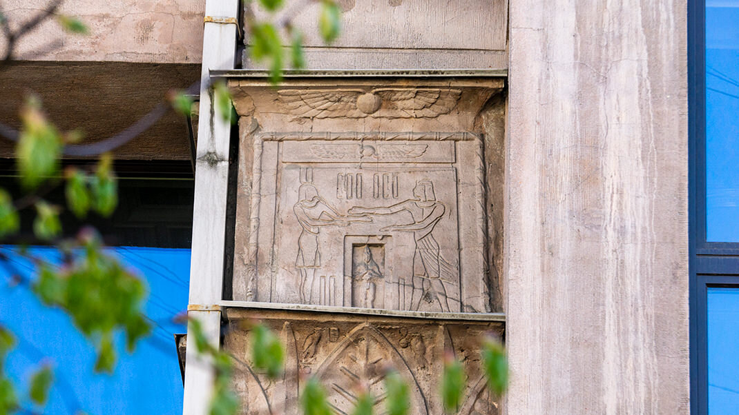 Барельеф на фасаде