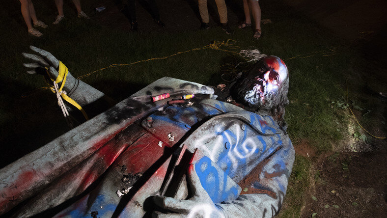 Фото: PAPПеревернутая статуя Альберта Пайка