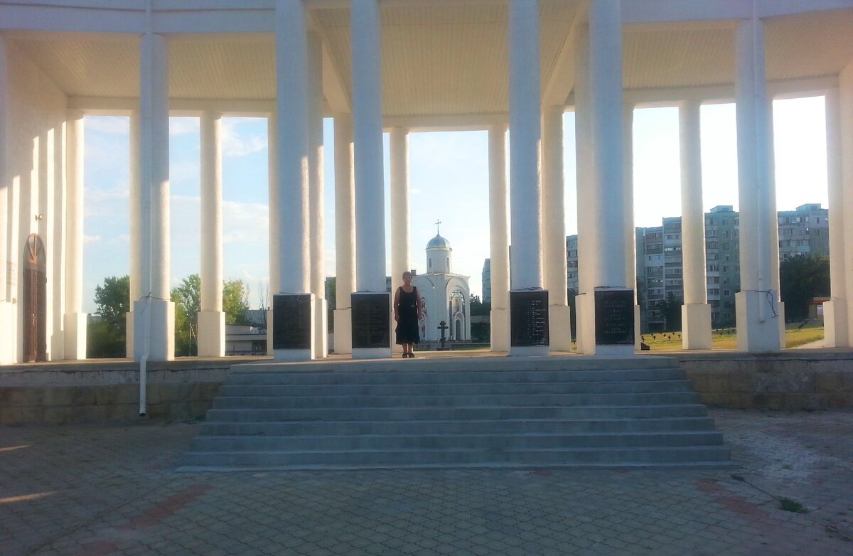 А это я у входа в комплекс