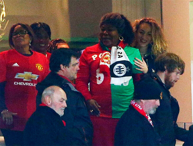 Мама Поля Погба в майке с символикой клубов-соперников, в которых играют ее сыновья