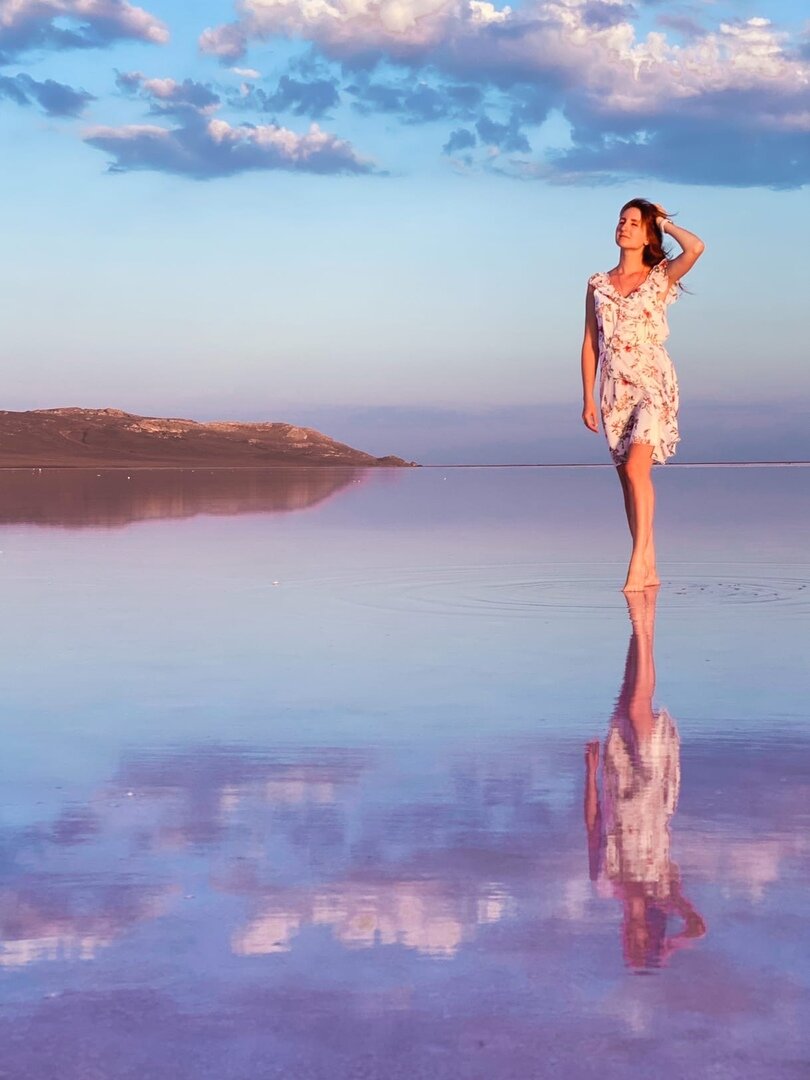 Это не фотошоп, там действительно такая вода и такое отражение)