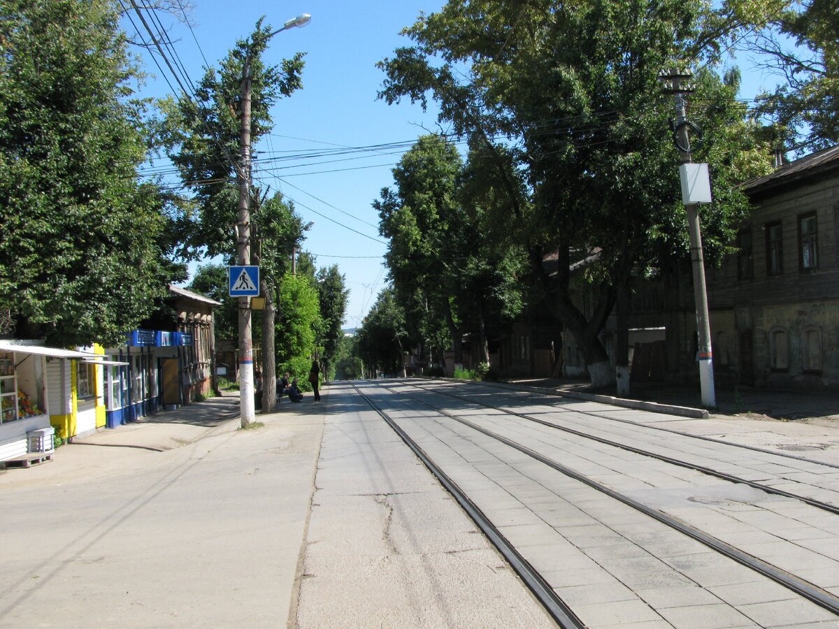 ул. Ф. Энгельса в районе остановки Гоголевская, справа на фото виден дом 64, слева одноэтажное здание, оба снесены. Их сочетание создавало неповторимый тульский колорит, фото 11.07.2009