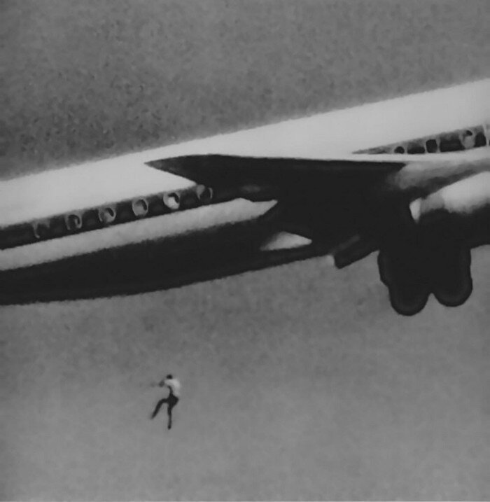  Кейт Сапсфорд упал из самолета Japan Air  в 1970 году.