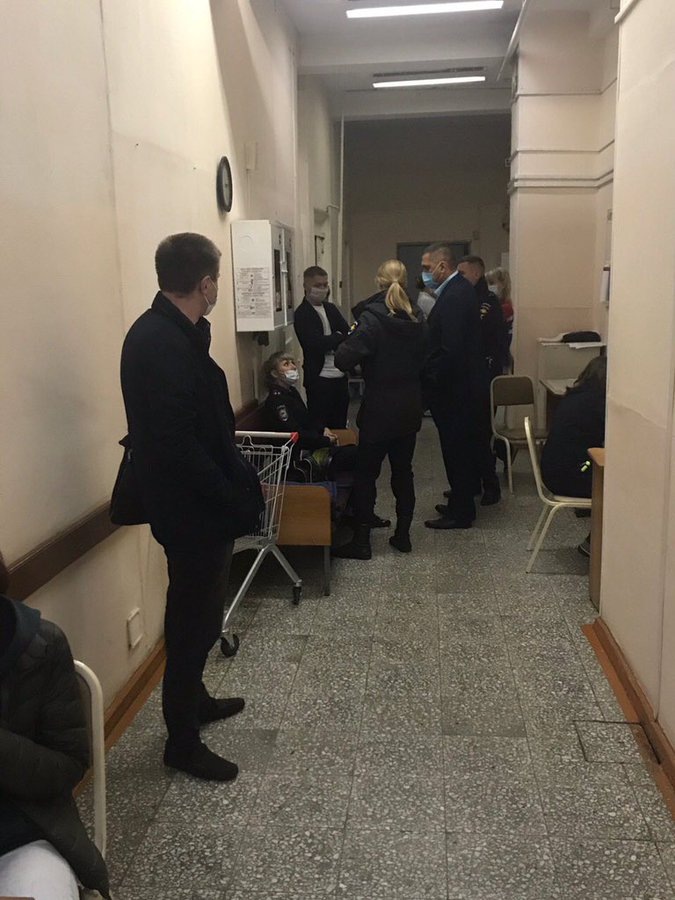 Это только маленькая часть полицейских в коридоре реанимации