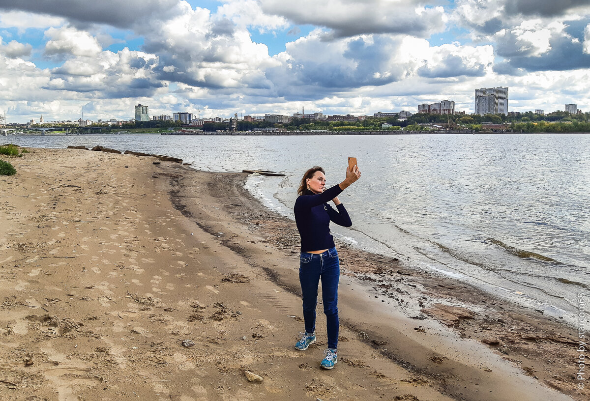 Мокрый песок, холодная вода и девушка почему-то сегодня тоже холодна 