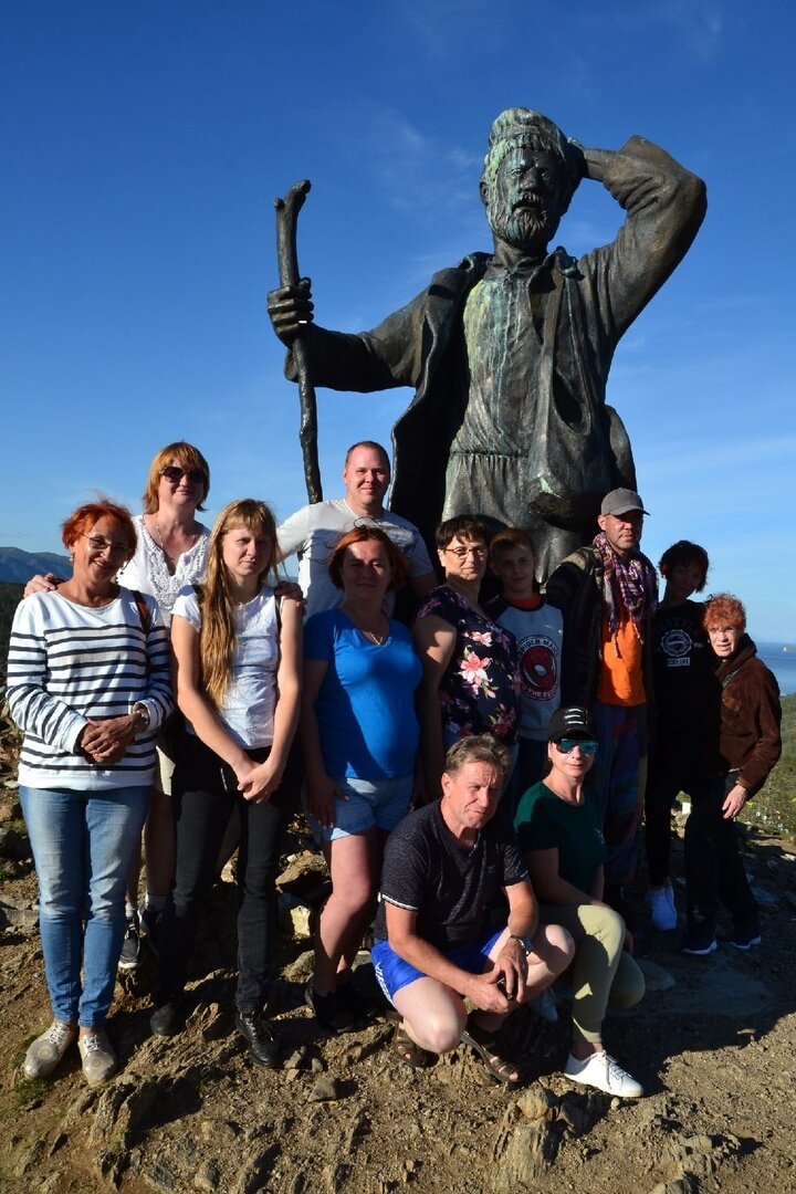 Возле памятника "Бродяге", неподалеку от поселка Сахюрта. 