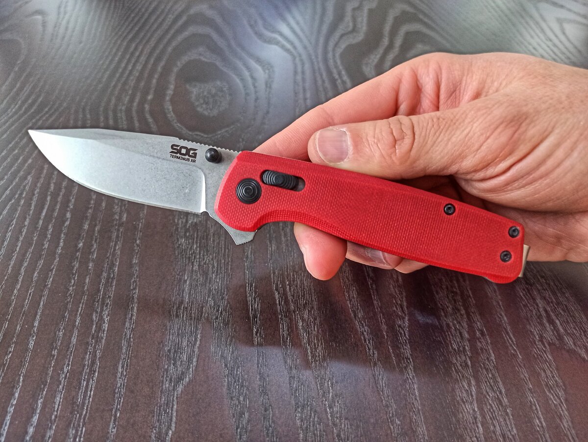 Нож с флиппером в открытом положении