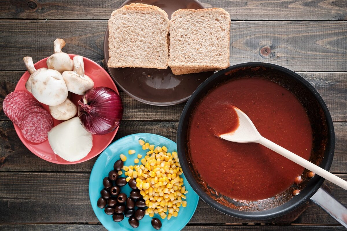 Ингредиенты для пиццы на гренках – тосты, (томатный соус), сыр, салями, грибы, красный лук, оливки и кукуруза. Конечно, вы можете выбрать любую начинку (даже ананас), мне нравится этот вариант.