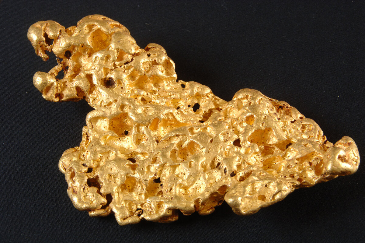 Благородные руды. Самородное золото Менделеева. Самородное золото минерал. Золото Аурум химия. Самородок золота.